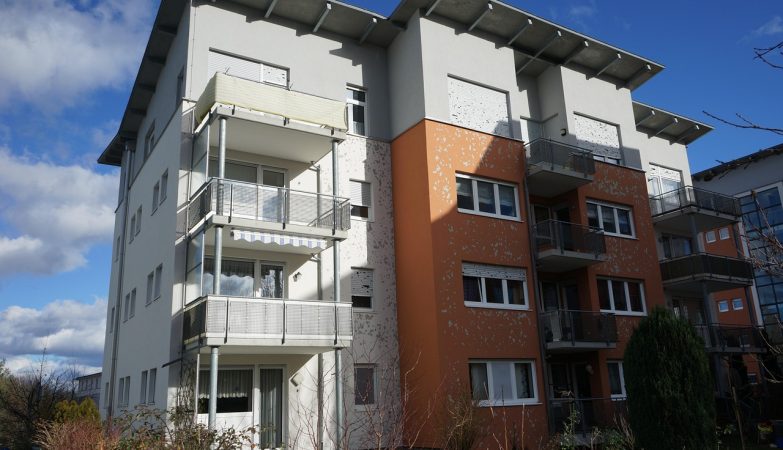 Jak wybrać komponenty do montażu rolet zewnętrznych