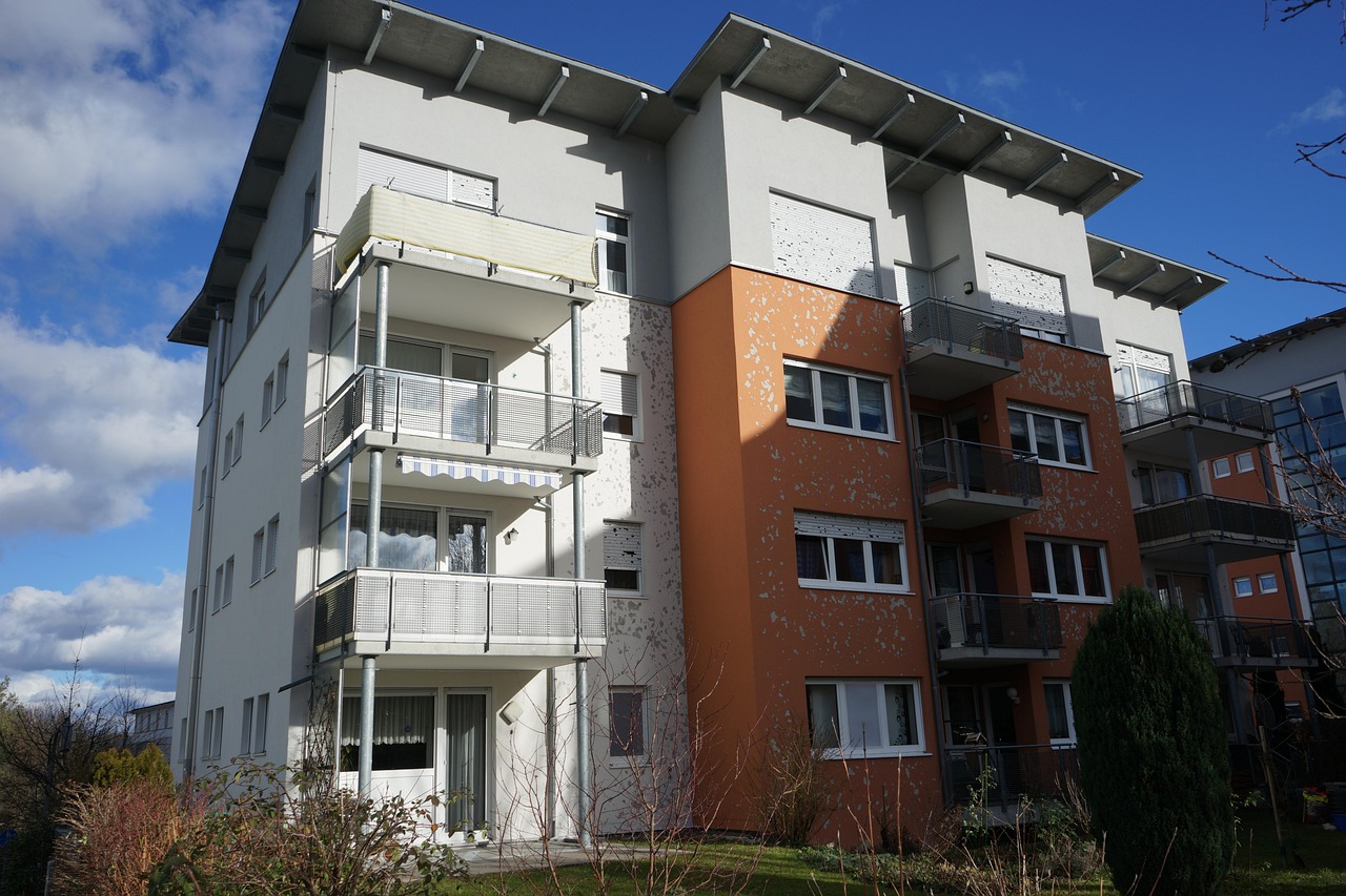 Jak wybrać komponenty do montażu rolet zewnętrznych